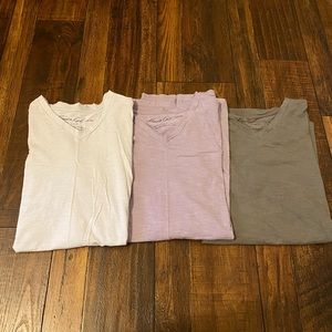 Bundle of 3 Kenneth Cole vneck T-shirts